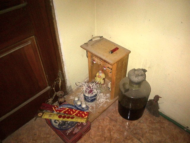 Bàn thờ thần tài ông dịa cũ